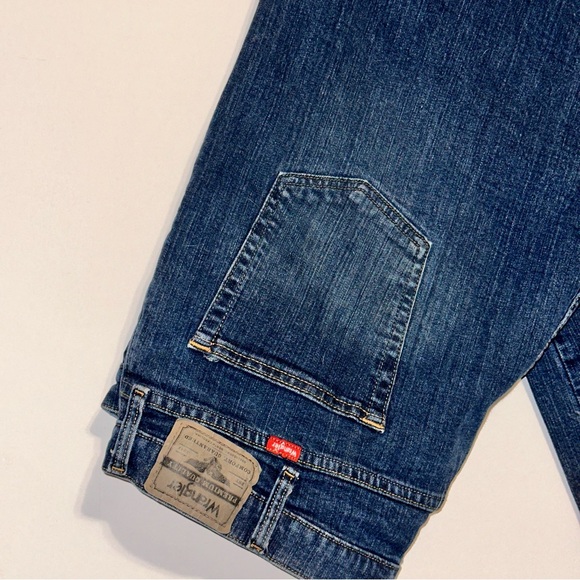 Like 🆕 Men’s Wrangler Relaxed fit, dark wash jeans size 42x32 - Picture 5 of 5